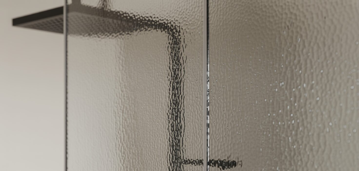 En fotorealistisk bild av en skinande ren glasduschvägg med vattenavvisande egenskaper. Renhet och minimalism i fokus.