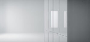 En photorealistisk bild av en blank, vitmålad vägg i ett minimalistiskt kök, med mjuka ljus och rena linjer.