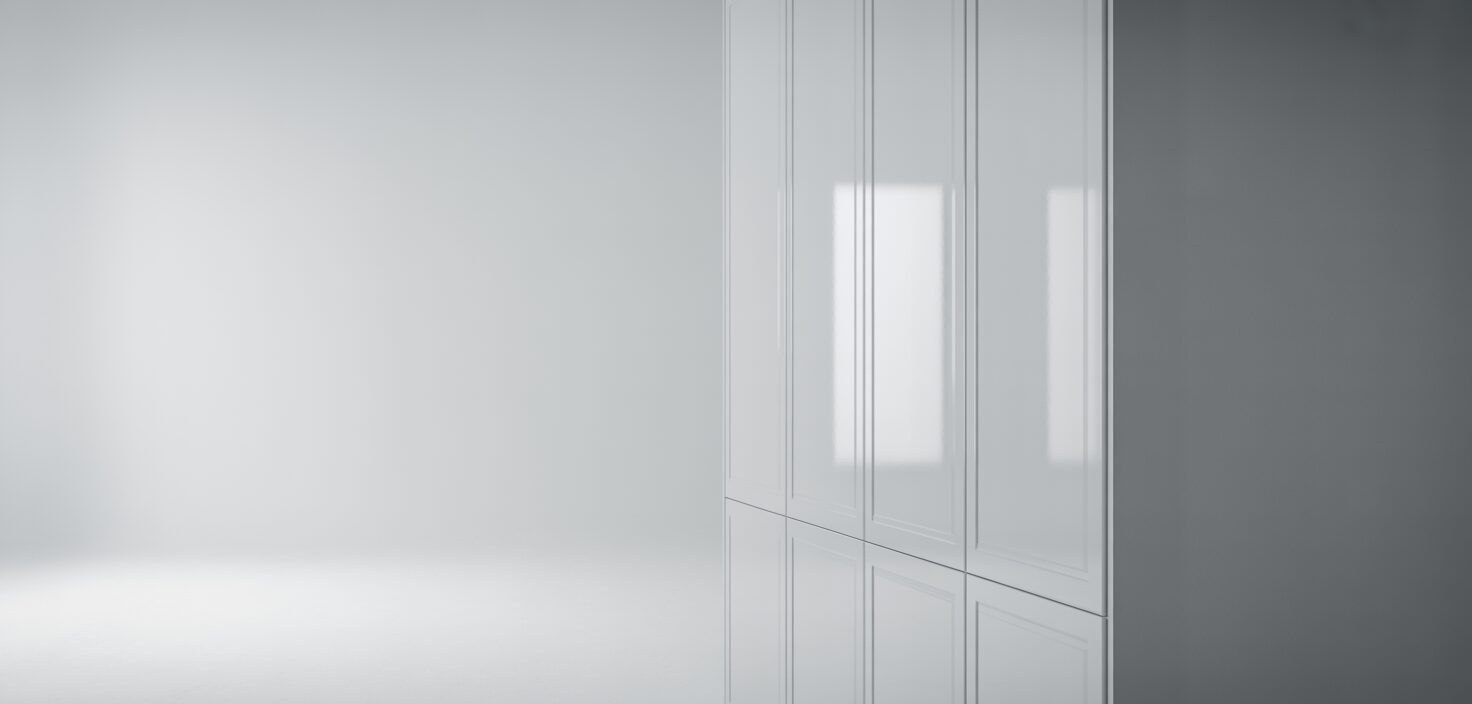 En photorealistisk bild av en blank, vitmålad vägg i ett minimalistiskt kök, med mjuka ljus och rena linjer.